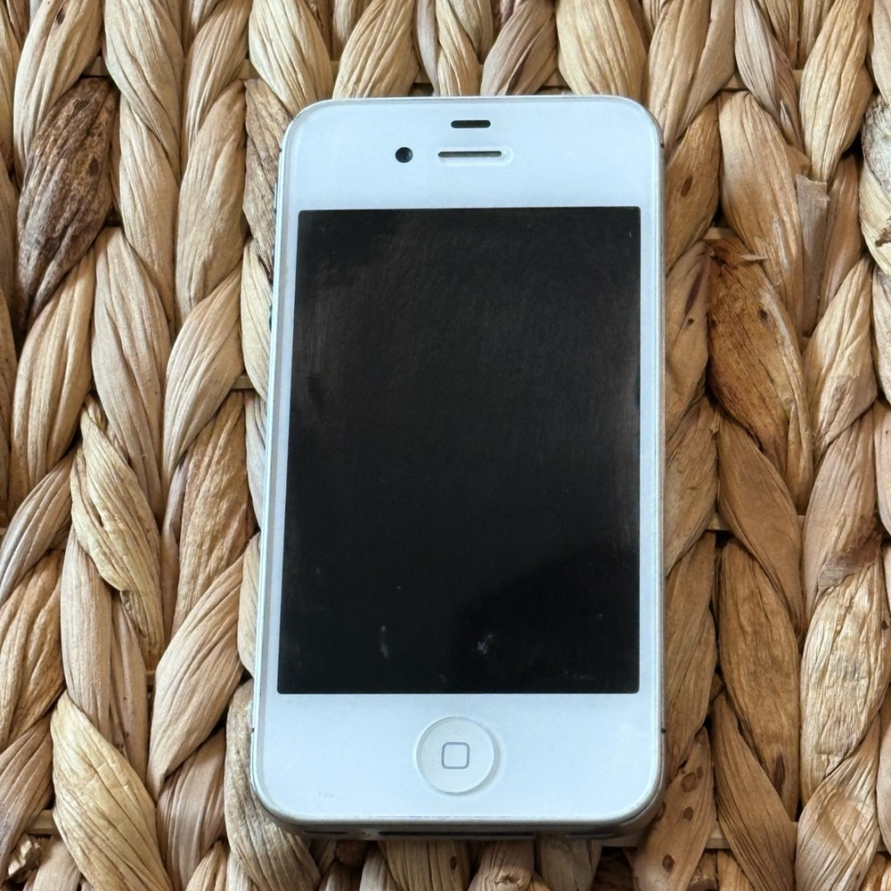 White iPhone 4s Smartphone No SIM Chip